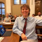 Marie Burneleit l&auml;chelnd im historischen Sitzungssaal M&uuml;nchen